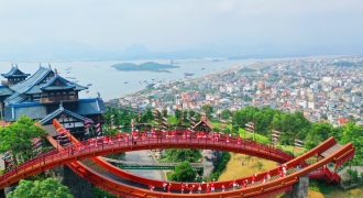 Nhiều tour giá ưu đãi thu hút du khách đến Quảng Ninh bằng đường hàng không
