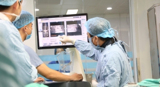 Bệnh viện tuyến tỉnh đầu tiên mổ bằng robot phẫu thuật cột sống