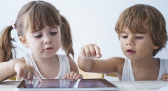 Vì sao trẻ dưới 2 tuổi chậm ngôn ngữ khi tiếp xúc nhiều với thiết bị điện tử?