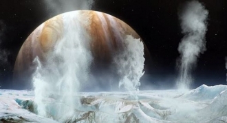 Phát hiện hơi nước trên Mặt trăng Europa của sao Mộc