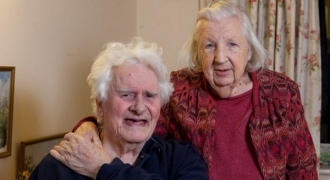 Cụ bà 89 tuổi kết hôn với người vô gia cư mình từng cưu mang