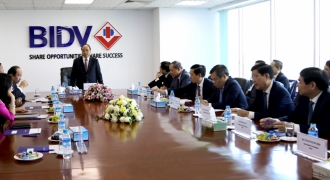 Thủ tướng thăm và làm việc tại Chi nhánh BIDV Yangon