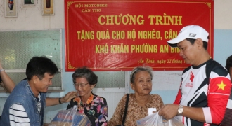 Báo Gia đình Việt Nam phối hợp Can Tho Motobike trao 250 phần quà cho gia đình khó khăn