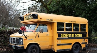 Ông nội mua xe buýt đưa đón 10 đứa cháu đi học