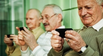 Người già phụ thuộc vào smartphone: Vì “nghiện” hay cô đơn?