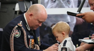 Con trai 19 tháng tuổi nhận huân chương dũng cảm thay cha đã hi sinh