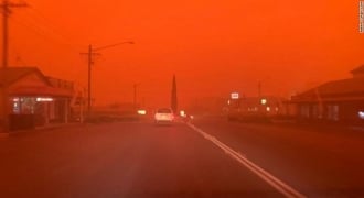 Bầu trời nước Úc đỏ như máu trong ngày thảm họa cháy rừng