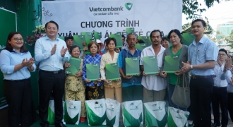 Vietcombank Cần Thơ vui 'Xuân nhân ái, Tết sẻ chia' cùng học sinh và người nghèo