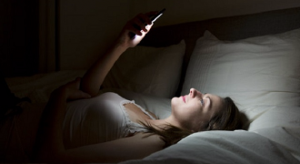 Dùng điện thoại trước khi ngủ - Thủ phạm của đủ loại bệnh tật