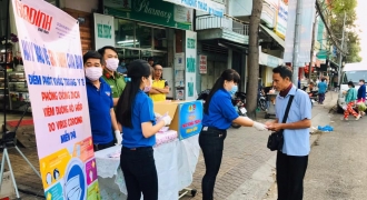 Báo Gia đình Việt Nam phát 30.000 khẩu trang miễn phí cho người dân phòng dịch Corona