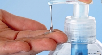 Dùng nước rửa tay sát khuẩn không đảm bảo chất lượng dễ lây nhiễm COVID-19