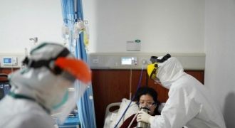 Bên trong bệnh viện Vũ Hán: Bệnh nhân nắm chặt tay cầu xin đừng bỏ rơi