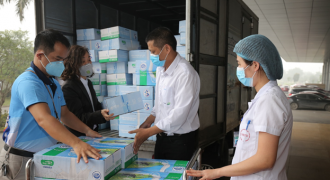 Cô gái Hà Lan cùng Hội LHPN Việt Nam tặng sữa và xà phòng rửa tay phòng dịch Covid-19