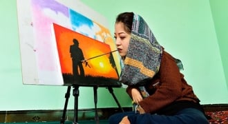 Nữ họa sĩ vẽ tranh bằng miệng truyền cảm hứng cho hàng triệu người