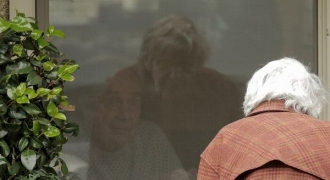 Chảy nước mắt nhìn cụ bà 88 tuổi trò chuyện với chồng qua cửa kính khu cách ly