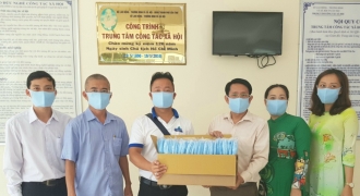 Báo Gia đình Việt Nam trao tặng 60.000 khẩu trang cho người dân