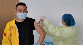 Tình nguyện viên Vũ Hán kể lại hành trình thử nghiệm vắc-xin chống COVID-19