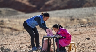 Lái xe khắp hoang mạc tìm wifi cho con học online giữa mùa dịch