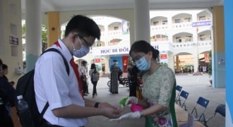 Báo Gia đình Việt Nam tặng khẩu trang cho học sinh Cần Thơ trong ngày trở lại trường