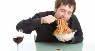 4 tác hại của thói quen ăn uống quá nhanh