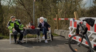 Cặp đôi hơn 80 tuổi gặp nhau mỗi ngày khi cách ly tại cửa khẩu biên giới