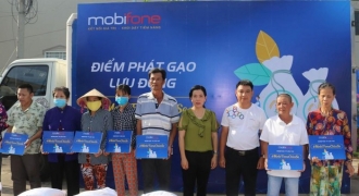 MobiFone Cần Thơ trao tặng 3 tấn gạo cho người dân bị ảnh hưởng COVID-19