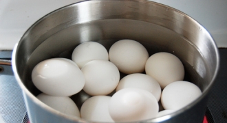 Sai lầm khi luộc trứng làm mất hết dinh dưỡng