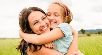 7 lợi ích trẻ có được từ những cái ôm của bố mẹ