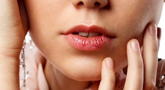 Những tật xấu nhiều người mắc khiến đôi môi ngày càng nứt nẻ, thô ráp