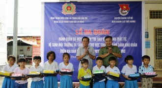 Công an Cần Thơ tặng quà cho trẻ em nghèo hiếu học