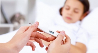 Trẻ bị sốt siêu vi cần chăm sóc như thế nào?