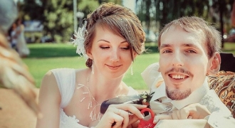 Cô gái xinh đẹp vượt 3000km kết hôn với chàng trai tật nguyền