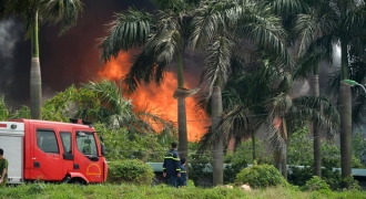 Cháy lớn tại kho hóa chất ở Long Biên, cột khói đen bốc cao hàng chục mét