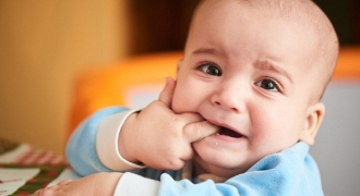 Mẹ nên làm gì để xử lý tình trạng sốt do mọc răng ở trẻ?