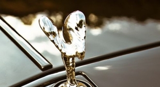 Người phụ nữ bí ẩn trên logo hãng xe Rolls-Royce đình đám là ai?
