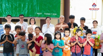 Bệnh viện Đa khoa An Việt thăm khám, tặng quà cho các em nhỏ chùa Thịnh Đại