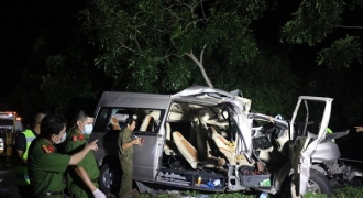 Ô tô 16 chỗ đối đầu xe tải, 8 người tử vong