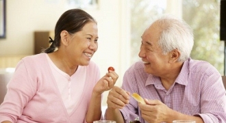 Thực phẩm giúp bảo vệ sức khỏe người cao tuổi trong mùa dịch