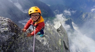 Bé trai 3 tuổi chinh phục đỉnh núi cao hơn 3000m