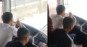 Tài xế xe giường nằm ở Nghệ An vừa lái vừa ăn mì tôm