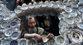 Lão thợ mộc Vĩnh Phúc trang trí nhà ở từ 10.000 bát đĩa cổ