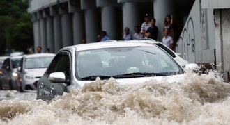 Vì sao không nên bật điều hòa khi lái xe qua vùng nước ngập?
