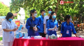 Thanh niên tình nguyện đội nắng tiếp sức tại các điểm thi tốt nghiệp THPT