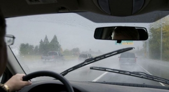 Lái xe trời mưa cần đọc ngay cách xử lý kính ô tô bị mờ, tránh gây tai nạn
