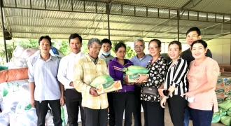 Báo Gia đình Việt Nam và nhóm Từ thiện Hoa Ngò Gai tặng quà cho người dân nghèo