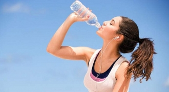 Ăn kiêng thải độc, uống nhiều nước có thực sự tốt cho cơ thể?
