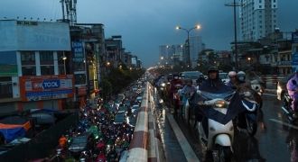 Hà Nội tối sầm, mưa lớn gây tắc đường trong ngày đầu trẻ đến trường