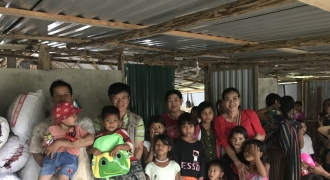Báo GĐVN cùng Nhóm Hoa Ngò Gai trao 11 tấn hàng hoá cho người nghèo tại Gia Lai