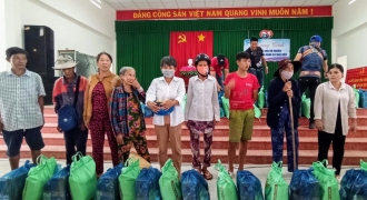 Báo Gia đình Việt Nam cùng Hội Can Tho Motobike tặng 120 phần quà cho người dân khó khăn