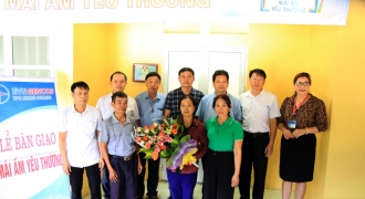 Công ty Nhiệt điện Mông Dương trao tặng mái ấm tình thương cho hộ nghèo